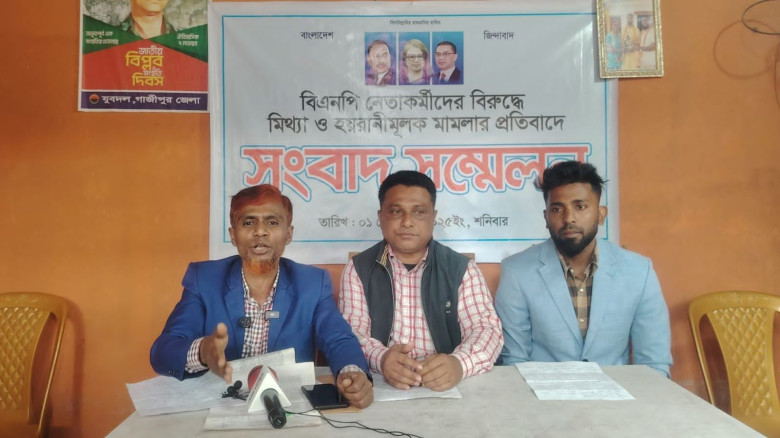 ছবির ক্যাপশন: ৭ নম্বর ওয়ার্ড স্বেচ্ছাসেবক দলের কার্যালয়ে আয়োজিত সংবাদ সম্মেলন