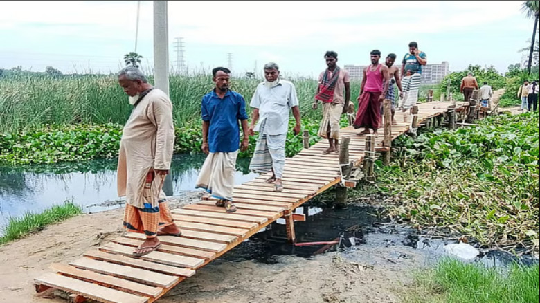 শ্রীপুরে গ্রামবাসীদের উদ্যোগে নির্মিত হলো কাঠের সেতু