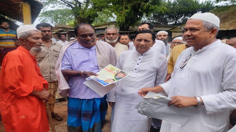 তারেক রহমানের ৩১ দফা জনগণের কাছে পৌঁছে লক্ষে লিফলেট বিতরণ করলেন- ডাঃ বাচ্চু